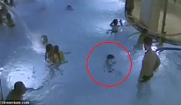 Gần 5 phút đuối nước giữa bể bơi, bé trai 5 tuổi suýt chết mà không ai phát hiện ra