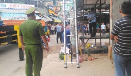 Khai quật quan tài nghi mộ cổ khỏi hố ga ở chợ phụ tùng xe máy 