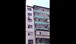 Rơi từ sân thượng tòa nhà 7 tầng, người đàn ông may mắn sống sót