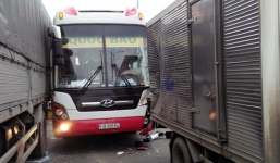 Xe khách chở 40 người gây tai nạn liên hoàn trên Quốc lộ 1