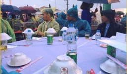 Hưng Yên: Đám cưới có 102 quan khách mặc áo mưa ngồi ăn tiệc