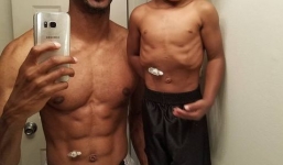 Bức ảnh bố con cởi trần 'hot' nhất mạng xã hội bởi một lí do bất ngờ và xúc động