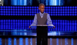 Cậu bé 11 tuổi quay video yêu cầu người lớn dạy lại con mình vì chê mang giày rẻ tiền