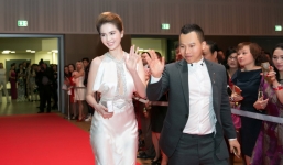 Ngọc Trinh bỗng dưng bị 'át vía' bởi một Nữ hoàng Ai Cập bí ẩn trên thảm đỏ Đêm Hội Chân Dài