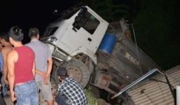 Xe tải 40 tấn lơ lửng trên đầu nhà dân, 3 hộ gia đình thoát chết