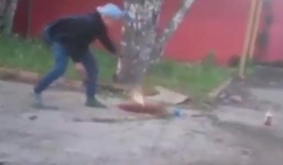 Thiếu niên nghịch dại ném bom xăng xuống hố gas