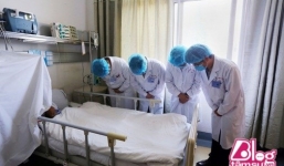 Câu chuyện đẫm nước mắt đằng sau bức ảnh bác sĩ cúi đầu trước thi thể bé 8 tuổi