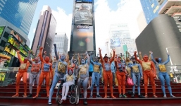 Hàng trăm người khỏa thân ở Quảng trường Thời Đại