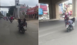 'Quái xế' nằm ngửa, lái xe máy bằng chân như làm xiếc trên phố