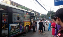 Nam thanh niên giận bạn gái ném gạch vỡ kính xe buýt khiến 1 hành khách phải nhập viện