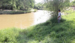 Nghi án bé gái 8 tuổi bị gã hàng xóm giở trò đồi bại rồi ném xuống sông