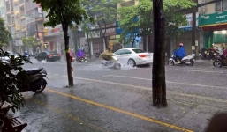 Hà Nội mưa lớn kèm gió lốc, đường phố ngập như sông