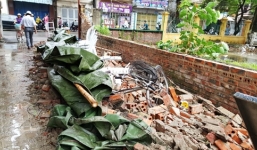 Bé trai 7 tuổi bị tường bao đè tử vong sau mưa dông ở Hải Phòng