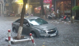 Hà Nội mưa to, nhiều nơi ngập sâu, giao thông xáo trộn