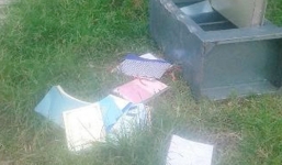 Két sắt của huyện ủy bị vứt chỏng chơ bên đường, mất 50 triệu