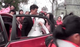 Sự thật không ngờ sau video cô dâu bị chú rể lôi kéo thô bạo khỏi xe hoa