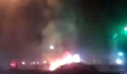 Camry bốc cháy dữ dội trên phố, tài xế không kịp trở tay