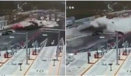 Hiện trường vụ xe chở thép lao vào trạm thu phí