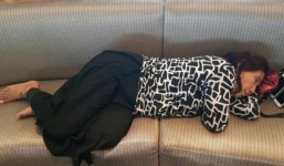 Nữ bộ trưởng ngủ vội trên ghế sân bay gây sốt mạng xã hội