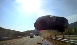 Cảnh tượng kinh hoàng ôtô bay lên không trung lao xuống đầu xe buýt