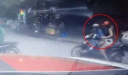 Kẻ biến thái sờ đùi thiếu nữ mặc váy ngắn trên phố Hà Nội