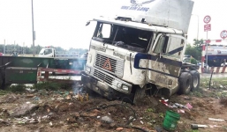 'Hung thần' container lao tự do khi đổ cầu Phú Mỹ, 2 người chết