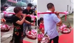 Nhà trai gánh 2 chiếc thúng đựng hơn 3,3 tỷ đồng tới rước dâu