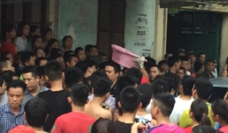Mẹ hại chết con 35 ngày tuổi bị hàng trăm người dân la ó, vây đánh