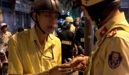 'Ma men' vi phạm giao thông, hối lộ không được đã dùng mũ bảo hiểm đánh CSGT
