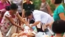 Sản phụ 'vượt cạn' thành công ngay tại sân chung cư