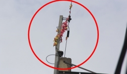 Cố lấy gói tiền 'từ trên trời rơi xuống', chàng trai bị điện giật chết thảm