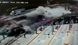 Khoảnh khắc xe tải chở thép san phẳng 1 đoạn cao tốc