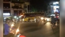 Cảnh sát nổ súng trấn áp GrabBike và xe ôm hỗn chiến náo loạn trên phố