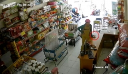 Điện thoại để “hớ hênh”, nữ nhân viên bán hàng trả giá