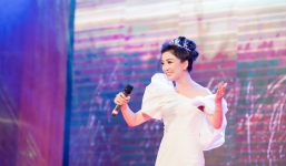 'Hoa mi bán cổ điển' Phạm Thu Hà quyến rũ với đầm trắng