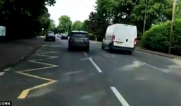 Tài xế thách thức, đua tốc độ vượt nhau trên xa lộ gây sốc
