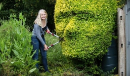 Thấy mẹ miệt mài cắt tỉa cây suốt nhiều năm, con trai giật mình khi biết sự thật