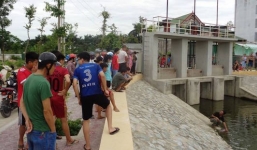 Một em nhỏ đuối nước thương tâm khi chơi ở hồ