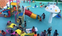 Bé trai 9 tuổi tử vong trong hồ bơi đông người