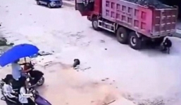 Bị xe tải lao qua người, bé trai thoát chết thần kỳ nhờ cách xử lý thông minh