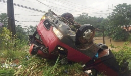 Xe khách lật ngửa, 10 người bị thương