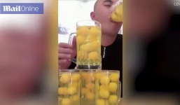 Thanh niên tu ừng ực 50 quả trứng sống như uống bia