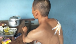 Thợ xây đến đòi tiền công, bị con trai chủ nhà cầm dao truy sát