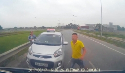 Chạy ngược chiều bị chặn, tài xế taxi hùng hổ rút tuýp sắt đòi xử