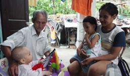 Chuyện tình cảm động 'bác-cháu' của đôi vợ chồng lệch nhau 43 tuổi