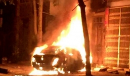 Chủ nhà ức chế vì xe ô tô chắn trước cửa, mang xăng ra đốt cháy thành than