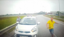 Thông tin mới vụ tài xế taxi chạy ngược chiều, rút tuýp sắt đe dọa