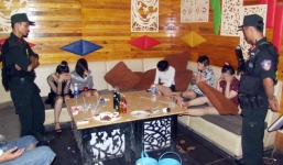 Bắt quả tang 25 nam nữ sử dụng ma túy trong quán karaoke