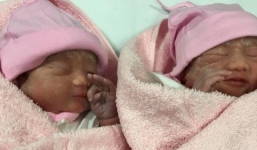 Sản phụ 45 tuổi phấn khởi chào đón 2 con gái thứ 14 và 15