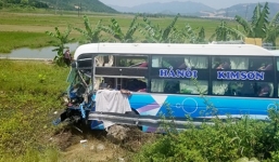 Va chạm xe tải, ô tô giường nằm chở hàng chục người lao xuống vực